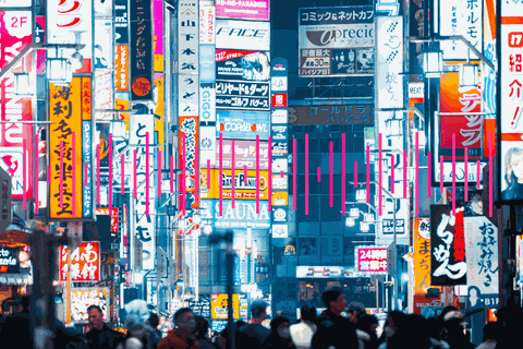 Beleuchtete bunte Schilder in Kabukicho in Tokio
