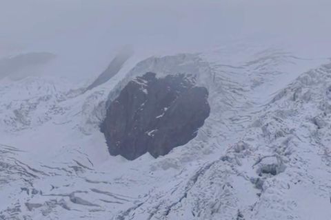 Die Luftaufnahmen zeigen den Berg Breithorn schneebedeckt..