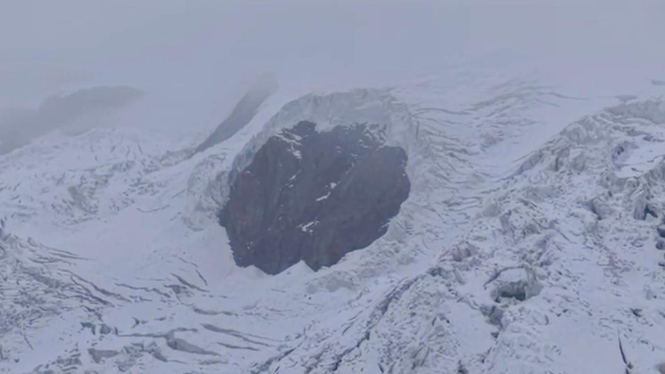 Die Luftaufnahmen zeigen den Berg Breithorn schneebedeckt..
