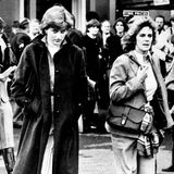 Eine frühe Aufnahme von der jungen Lady Diana neben Camilla