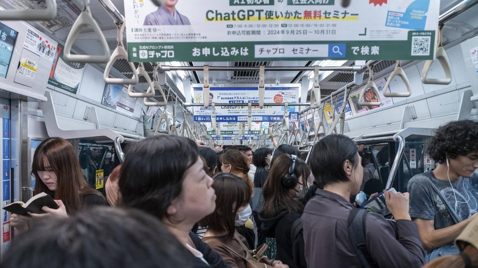 Eng gedrängt, aber mucksmäuschenstill fährt man in Tokios U-Bahn Eng gedrängt, aber mucksmäuschenstill fährt man in Tokios U-Bahn