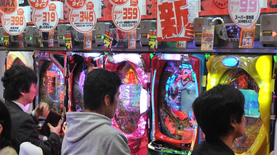 Männer spielen in einer Pachinko-Halle Männer spielen in einer Pachinko-Halle