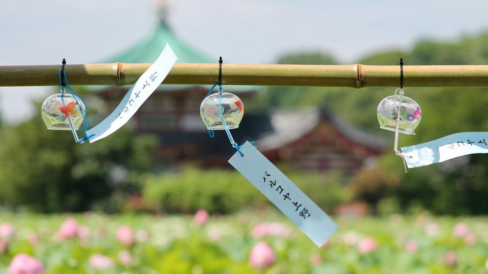 Furin, japanische Windspiele, im Ueno-Park in Tokio Furin, japanische Windspiele, im Ueno-Park in Tokio