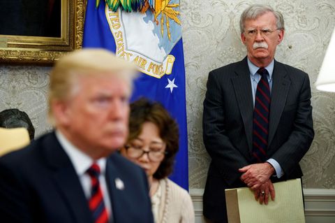 John Bolton (r.) und Donald Trump (vorne links, unscharf)