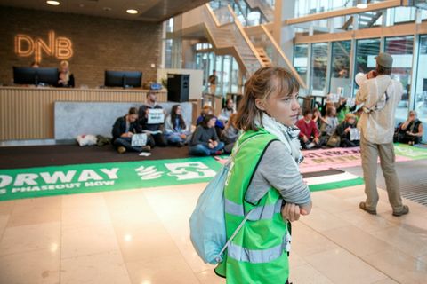 Greta Thunberg in der Lobby des DNB-Hauptsitzes
