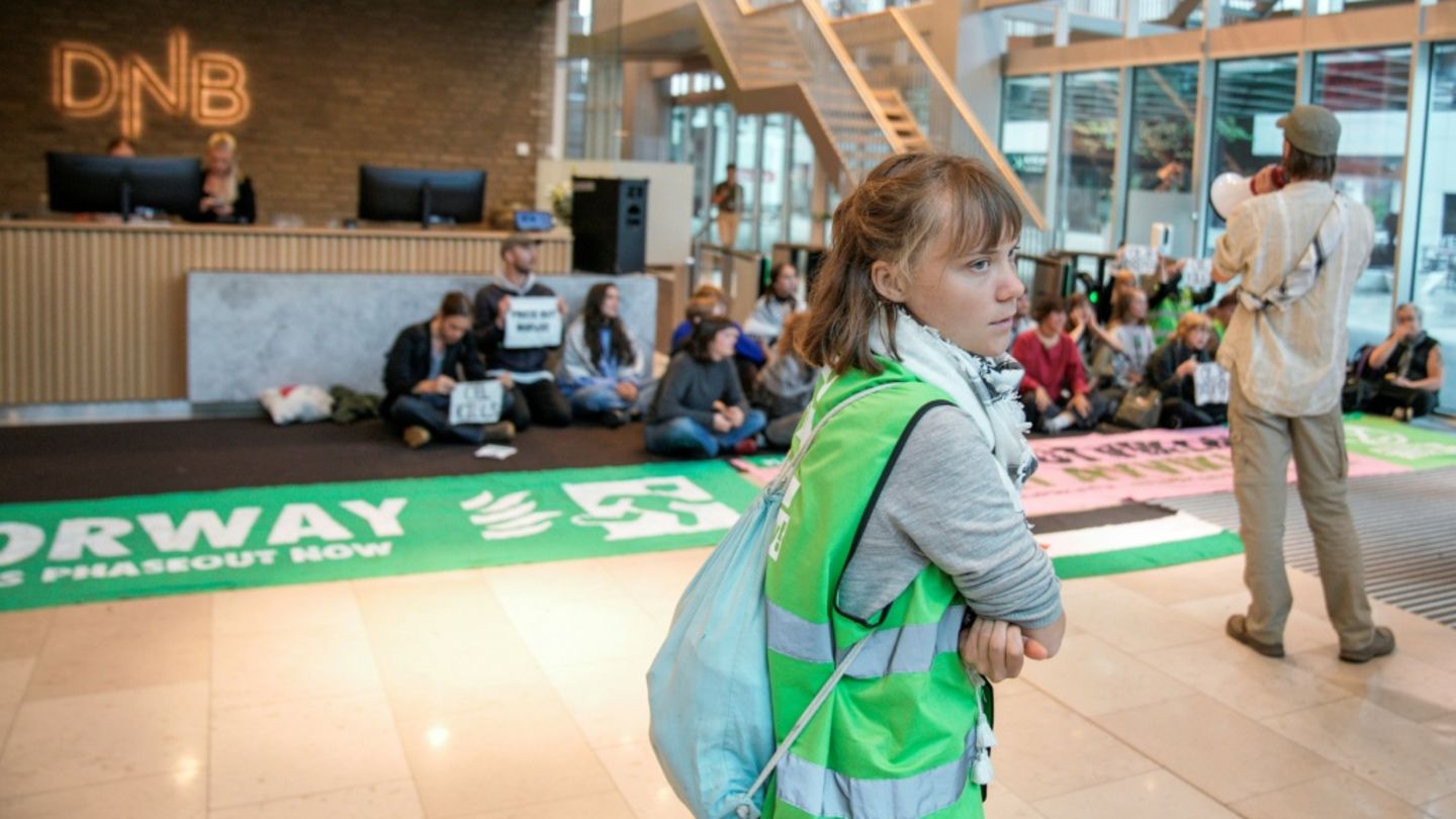 Greta Thunberg in der Lobby des DNB-Hauptsitzes