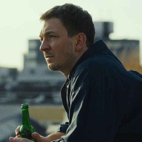 Johannes Kienast als erwachsener Peppi in der ZDFneo-Serie "Chabos".