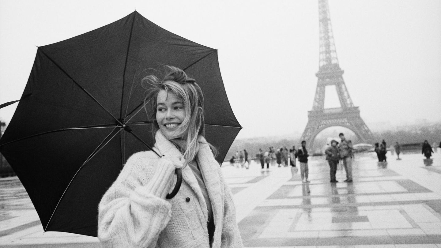 Claudia Schiffer vor dem Eifelturm