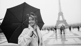 Claudia Schiffer vor dem Eifelturm