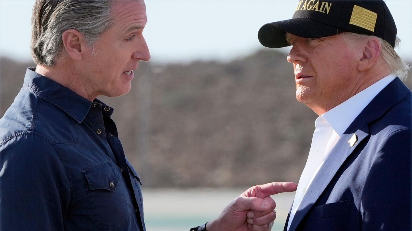 Gavin Newsom zeigt mit dem Finger auf Donald Trump
