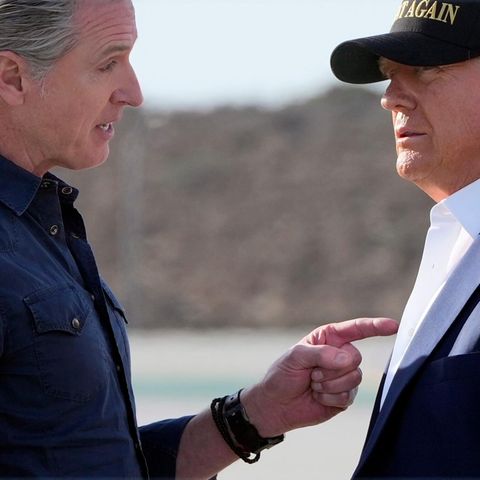 Gavin Newsom zeigt mit dem Finger auf Donald Trump