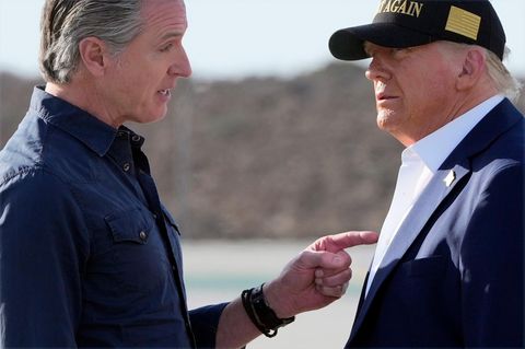 Gavin Newsom zeigt mit dem Finger auf Donald Trump
