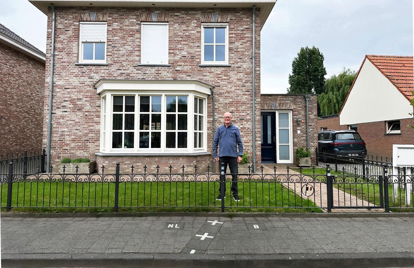Niederlande Belgien Baarle Julien Leemans vor seinem Haus an der Grenze zwischen Belgien und den Niederlanden