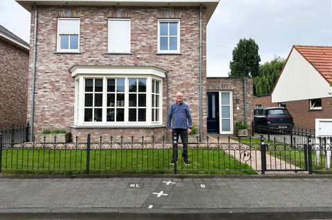 Julien Leemans vor seinem Haus an der Grenze zwischen Belgien und den Niederlanden