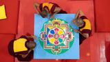 Dresden, Deutschland. Gibt es im Buddhismus Engel? Diese Mönche jedenfalls beweisen eine Engelsgeduld beim Malen eines Sandmandalas. Was viele Erwachsene zur Entspannung mit Stiften und Papier machen, vollbringen diese drei mit buntem Sand. Kein Wunder, dass sie sich gleich fünf Tage dafür Zeit nehmen