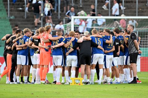 Die Mannschaft von Holstein Kiel. Foto: Harald Tittel/dpa