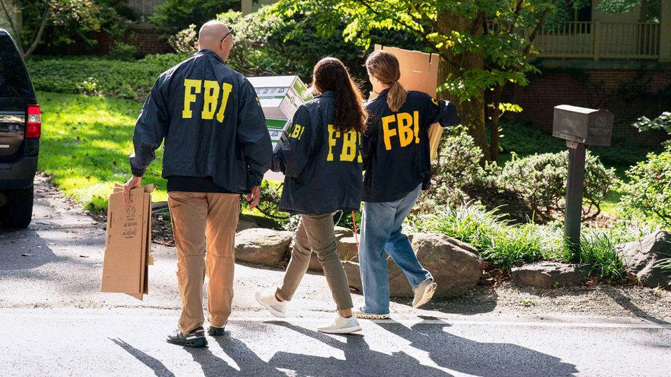 FBI-Agenten vor John Boltons Haus