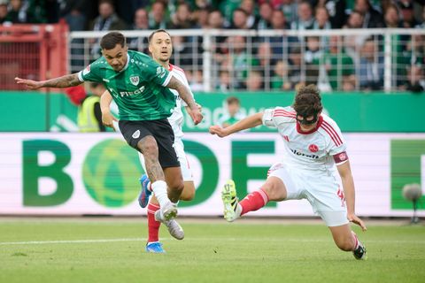 Oliver Batista Meier erzielt Münsters 1:0 - Nürnbergs Kapitän und Abwehrchef Fabio Gruber ist machtlos. Foto: Bernd Thissen/dpa