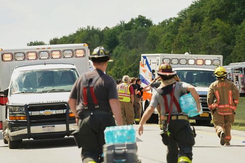 Rettungskräfte arbeiten an der Unfallstelle eines Reisebusses in den USA