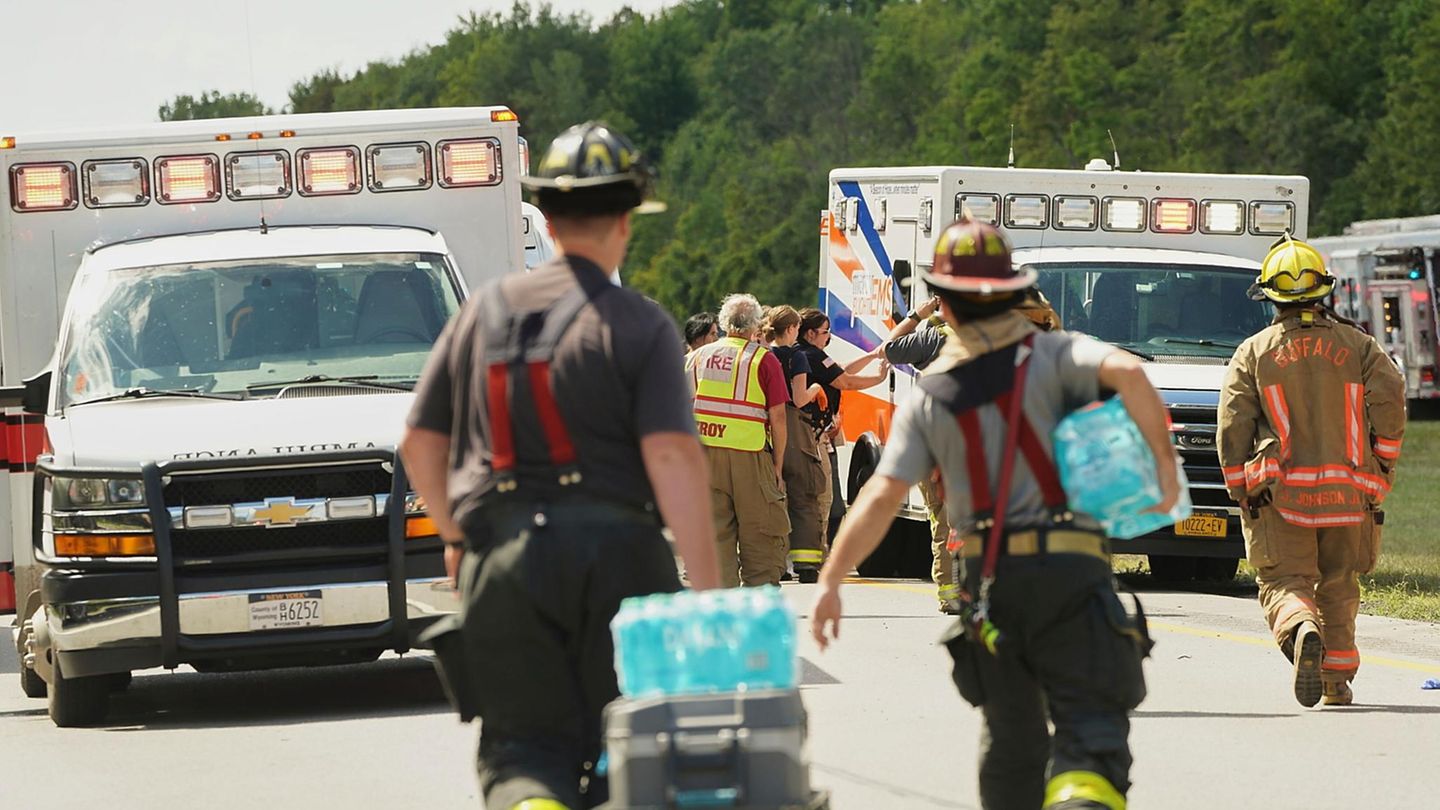 Rettungskräfte arbeiten an der Unfallstelle eines Reisebusses in den USA