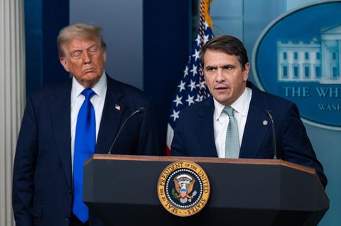 Todd Blanche und Donald Trump bei einer Pressekonferenz