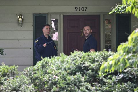 FBI-Agenten am Wohnhaus John Boltons