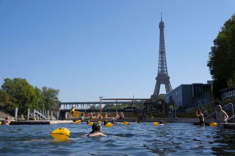 Die neuen Freibäder in der Seine kommen bei Einwohnern und Touristen gut an (Archivbild). Foto: Aurelien Morissard/AP/dpa