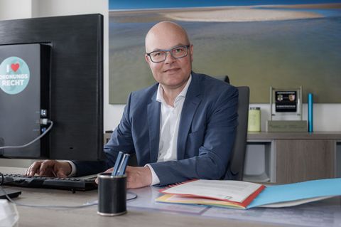 Umweltminister Tobias Goldschmidt sieht in der CCS-Technik eine Notlösung. (Archivbild) Foto: Markus Scholz/dpa