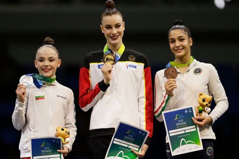 Darja Varfolomeev freut sich über ihr Mehrkampf-Gold. Foto: Bruna Prado/AP/dpa