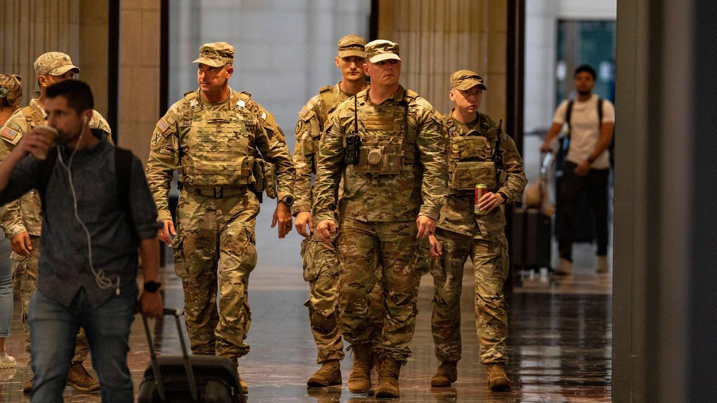 Donald Trump also threatens Chicago and New York with a national guard