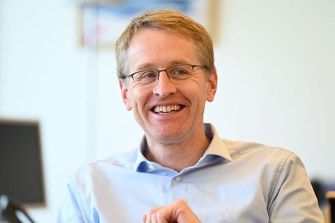 Für Daniel Günther ist die Senkung der Stromsteuer für alle wichtiger als "andere Maßnahmen". (Archivbild) Foto: David Hammersen