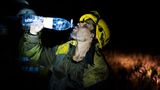 Argayo, Spanien: Ein Feuerwehrmann gönnt sich bei seinem Einsatz einen dicken Schluck aus der Wasserflasche. Auch dank sinkender Temperaturen und milderem Wetter gelang es den Einsatzkräften zuletzt, einige der teilweise seit Wochen wütenden Waldbrände im Nordwesten des Landes zu löschen. Dennoch gibt es in der Region weiterhin 25 Brände, die sich unkontrolliert ausbreiten.
