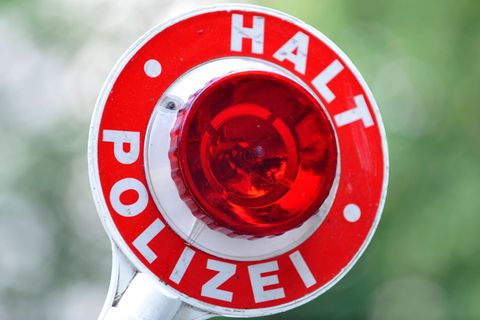 Eine Autofahrerin floh vor der Polizeikontrolle. (Symbolbild) Foto: Frank Leonhardt/dpa