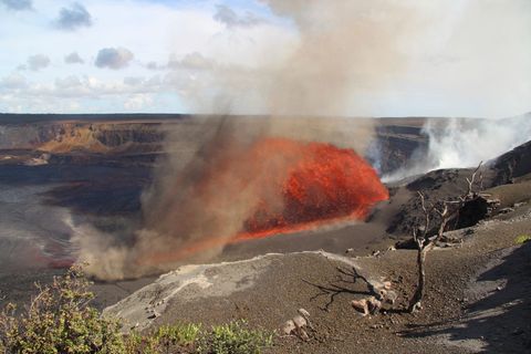 Der Kilauea-Vulkan auf Hawaii spuckt Lavafontänen. Foto: M. Zoeller/U.S. Geological Survey/AP/dpa