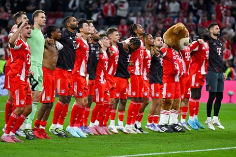 Neue Saison, gewohntes Bild: Die Bayern-Profis feiern vor ihrer Fankurve. Foto: Sven Hoppe/dpa