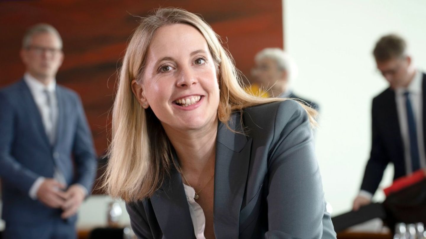 Pregnant in office like Verena Hubertz: You have already combined politics and motherhood