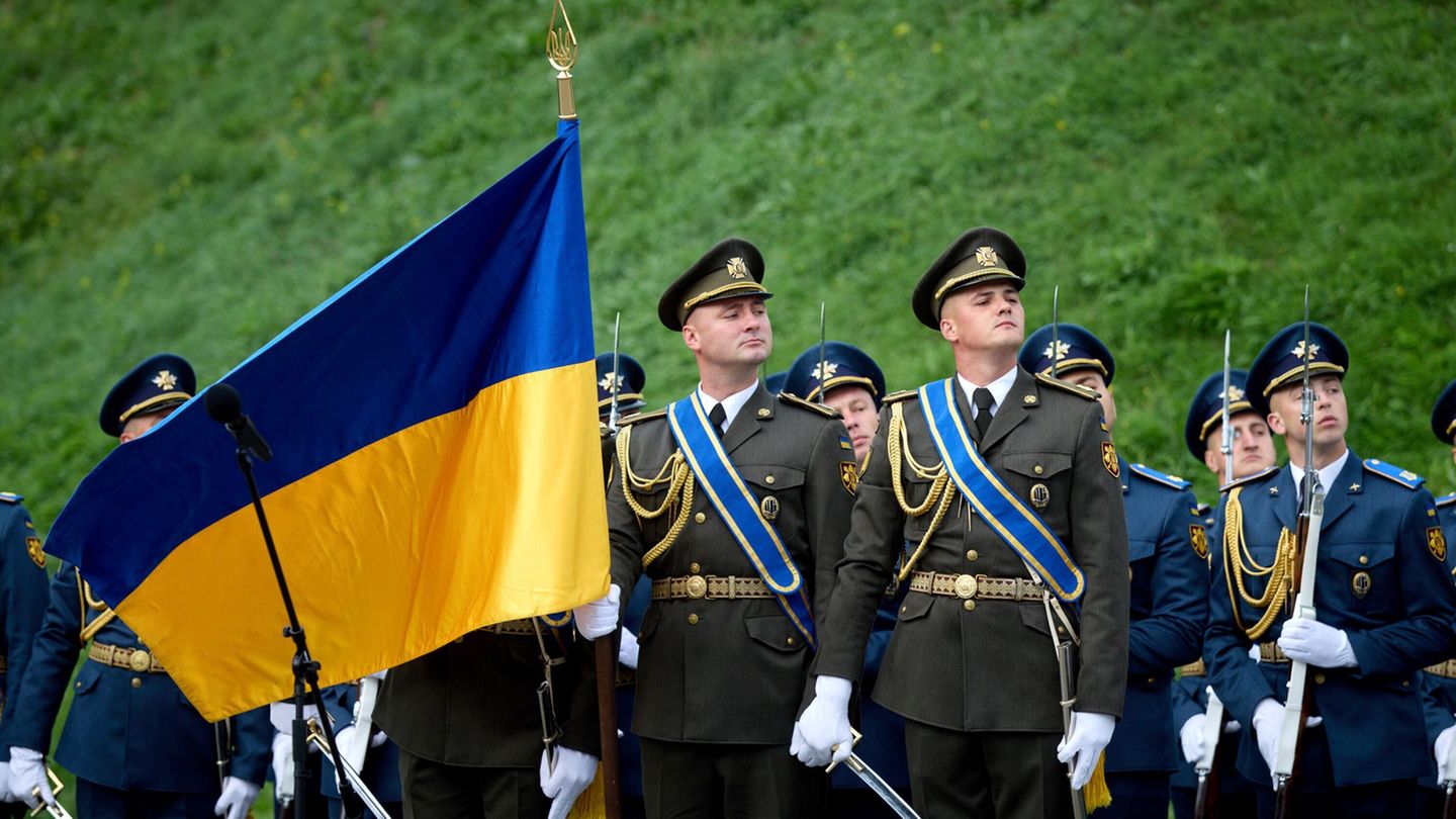 Ukraine War: Ukraine celebrates national flag – Russians continue to move forward