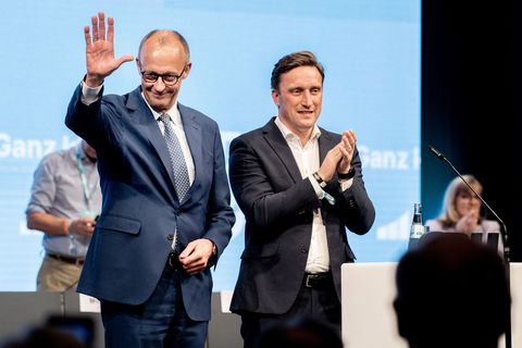 Gefeierter Kanzler und gestärkter Landeschef: Friedrich Merz (l) und Sebastian Lechner in Osnabrück. Foto: Hauke-Christian Dittr