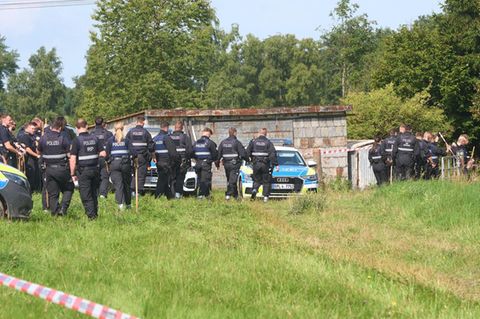 Die Polizei hat ein Gebiet um Weitefeld nach dem Fund der Leiche abgesperrt und sucht nach Spuren und Hinweisen