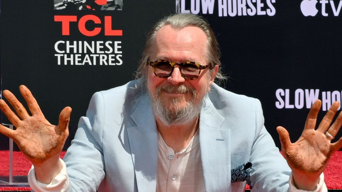 Traditional ceremony: Gary Oldman immortalized himself in the Hollywood cement