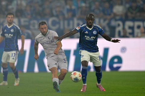 Schalke 04 setzte sich im Nachbarschaftsduell gegen Bochum durch. Foto: Anke Waelischmiller/dpa