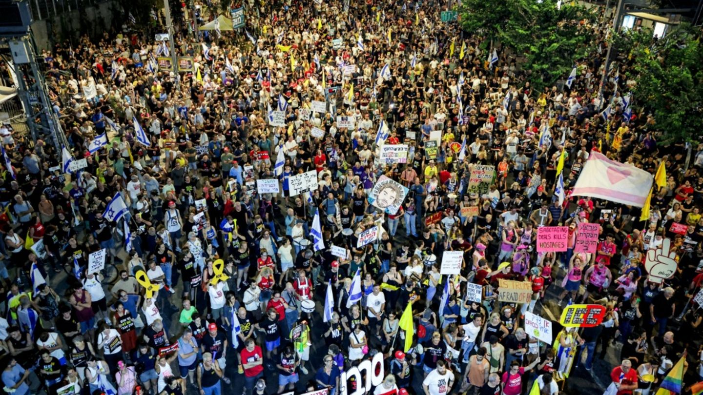 Demonstranten in Tel Aviv fordern die Freilassung der Geiseln