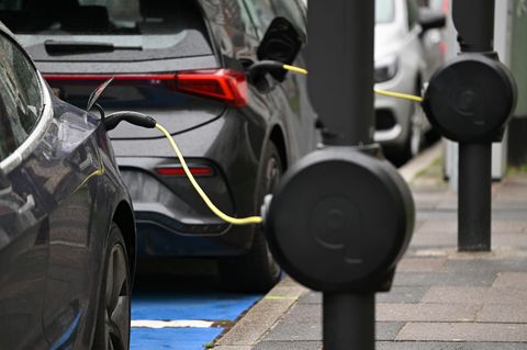 Menschen ohne E-Auto schätzen deren Nachteile als gravierender ein. (Symbolbild) Foto: Arne Dedert/dpa