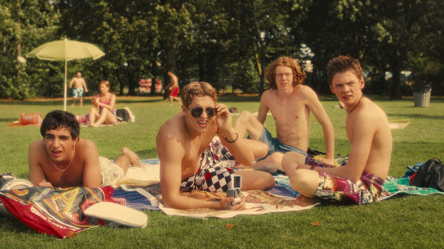 Nova serija 'Chabos' gledalce popelje v burna 2000 leta