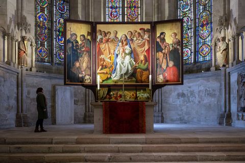 Der Cranach-Triegel-Altar steht im Westchor, umgeben von den Stifterfiguren. (Archivbild) Foto: Hendrik Schmidt/dpa
