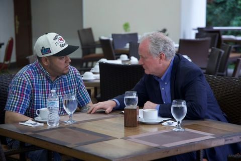 Der Migrant im April mit US-Senator Chris Van Hollen (r.)