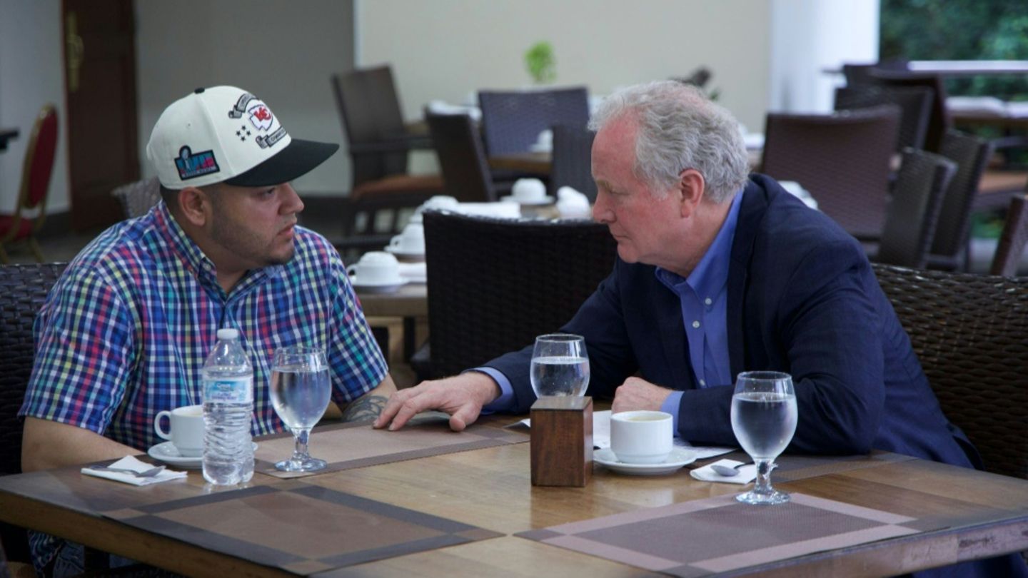 Der Migrant im April mit US-Senator Chris Van Hollen (r.)