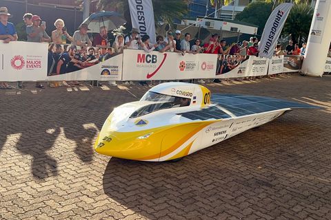 Team Sonnenwagen Aachen startete beim World Solar Challenge in der Pole Position. Foto: Lloyd Jones/AAP/dpa