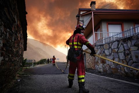 Während sich die Lage bei den Waldbränden in Spanien insgesamt leicht zu entspannen beginnt, wüten vor allem in Kastilien und Le