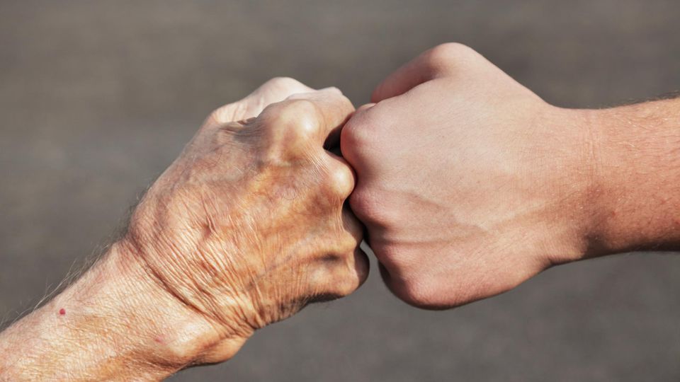 Senior und Junger halten die Fäuste aneinander (Symbolbild Pflichtjahr Senioren) Senior und Junger halten die Fäuste aneinander (Symbolbild Pflichtjahr Senioren)